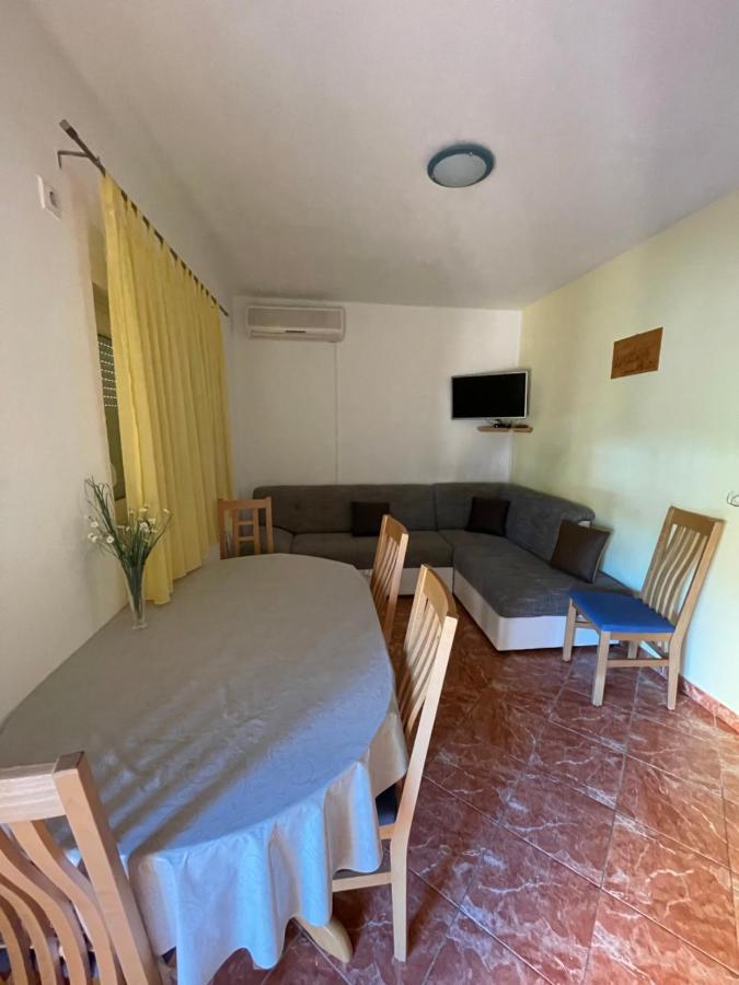 Apartman Jukic Hotel Marina Exterior photo
