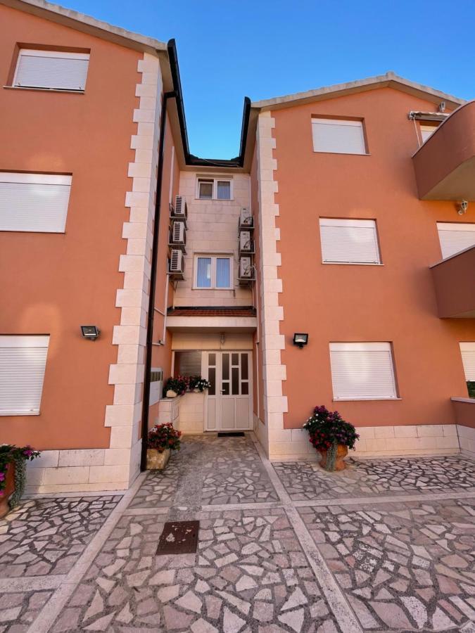 Apartman Jukic Hotel Marina Exterior photo